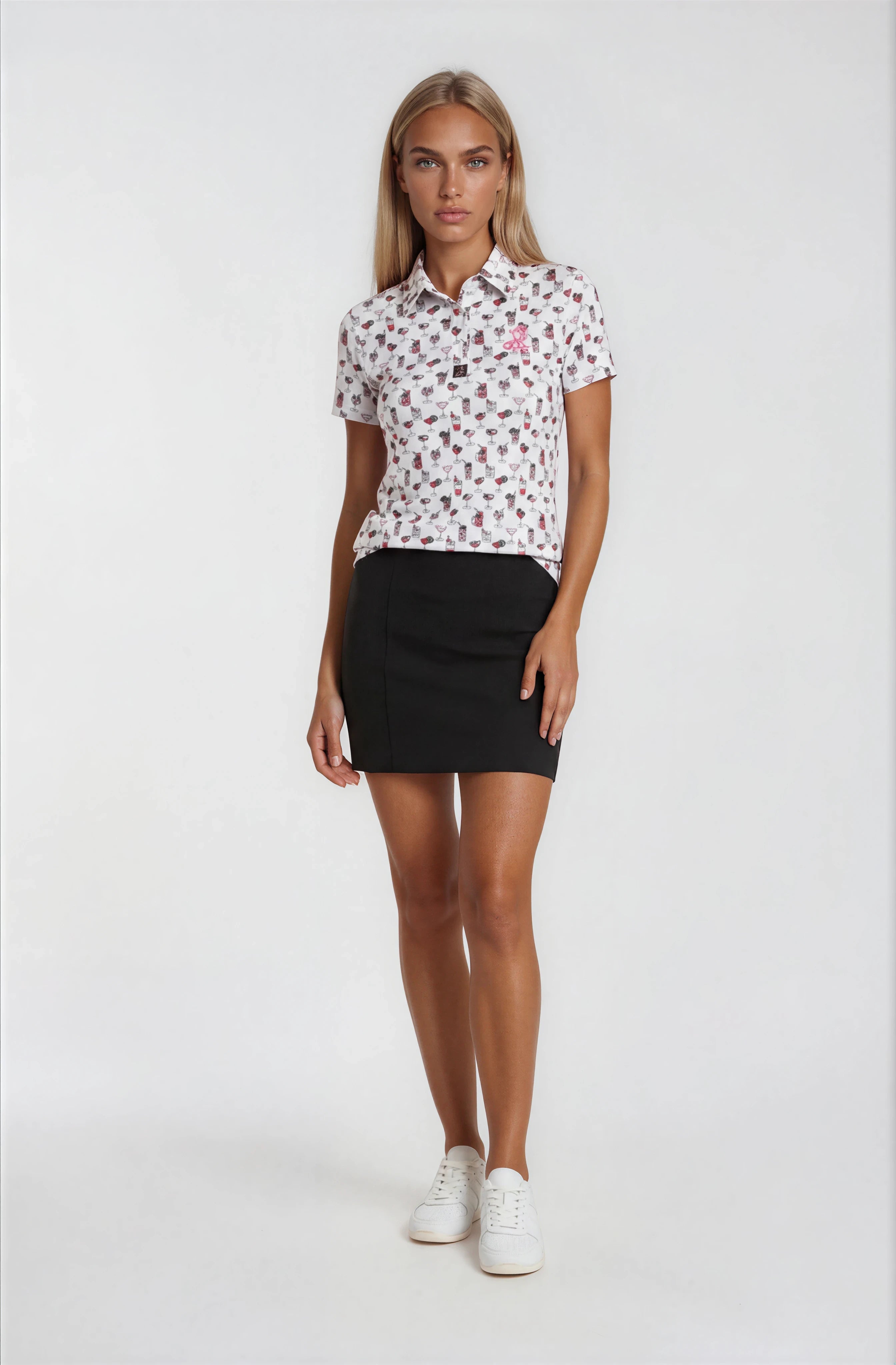 Woman wearing a patterned white shirt and black skirt Birdies and bubbles par tee pour polo