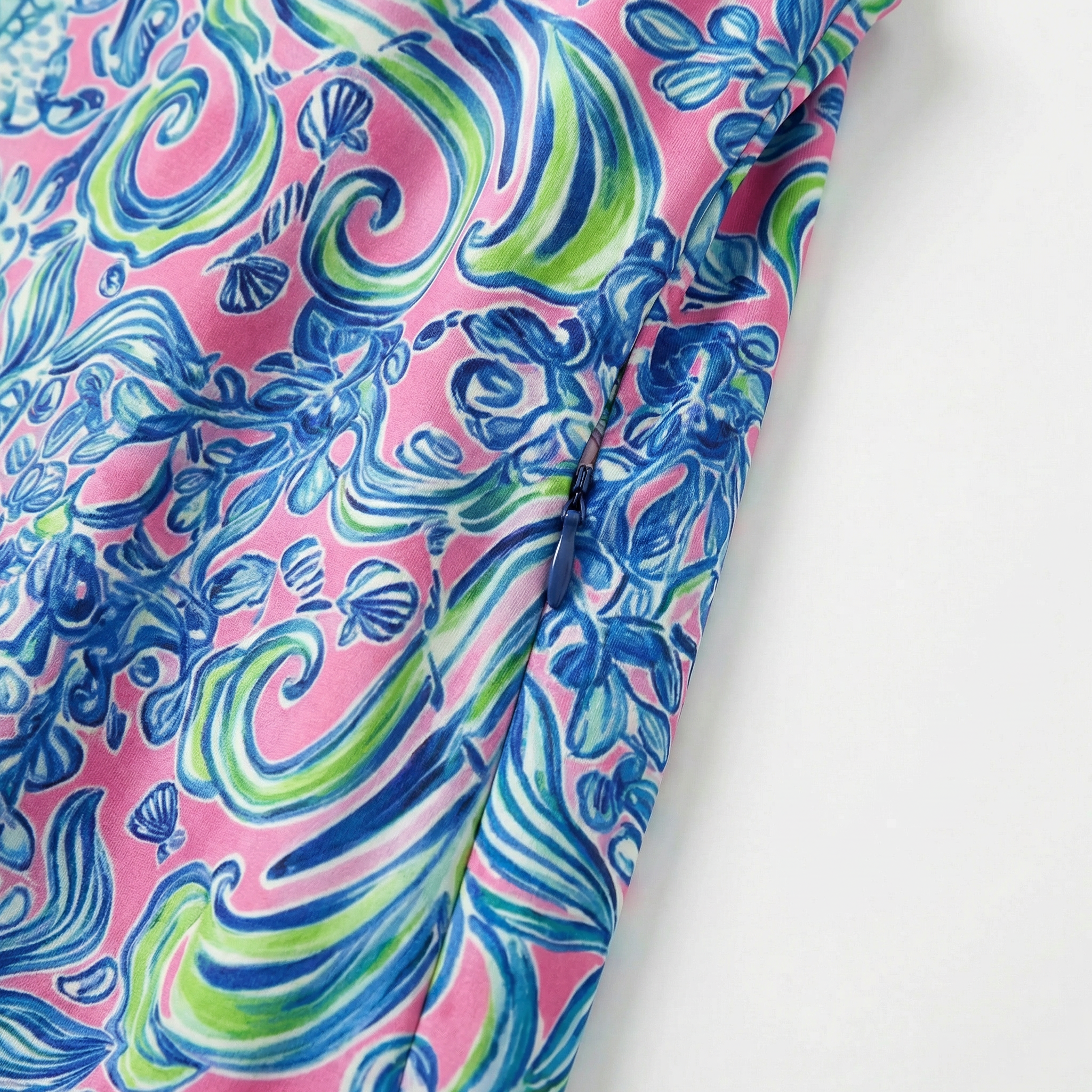 fairway-favorite-womens-golf-dress zoomed in to show the zipper pockets and floral print